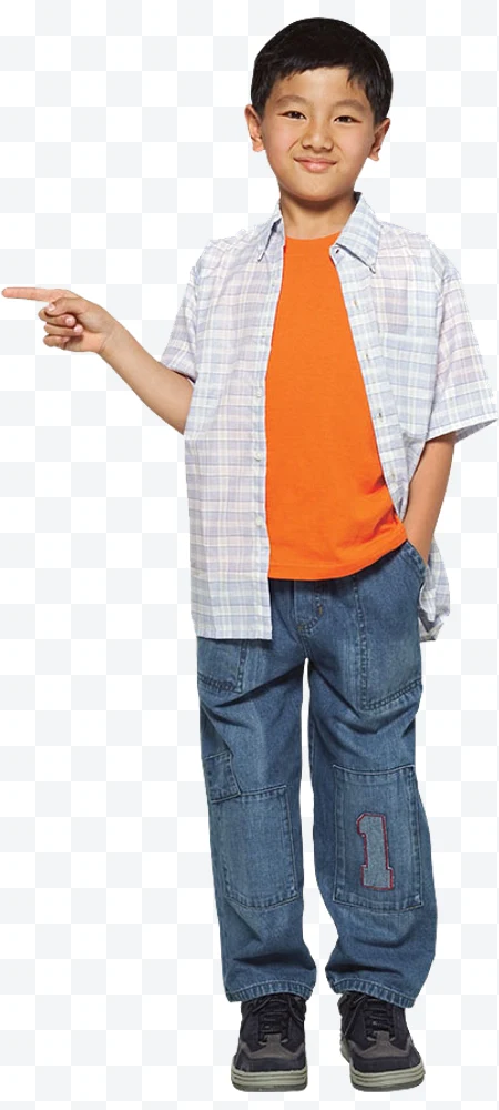 Niño asiático con camisa de cuadros blanca y azul y camiseta naranja señalando