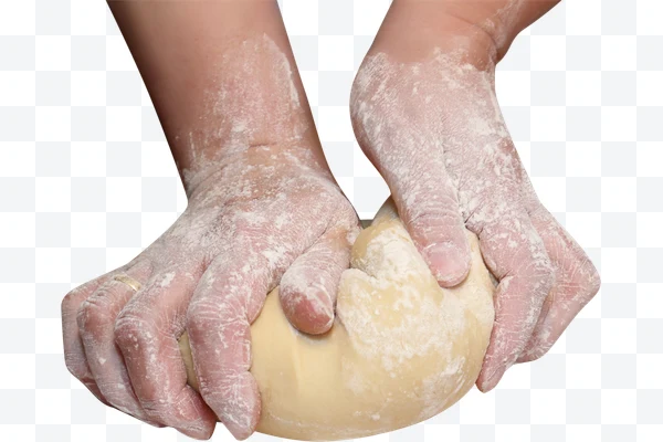 Manos con harina amasando masa de pan