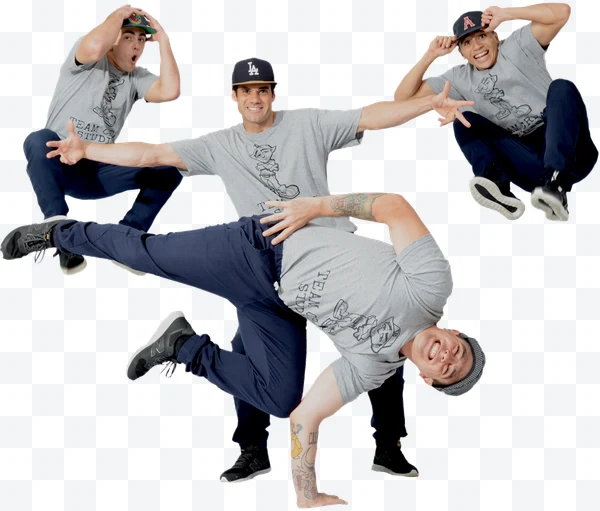 Tres bailarines de breakdance con camisetas grises de Team Crew Studio y gorras