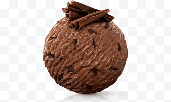 Bola de helado de chocolate con virutas y rulos de chocolate sobre fondo blanco.