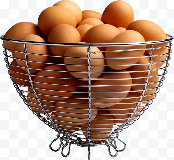 Cesta metálica con huevos marrones
