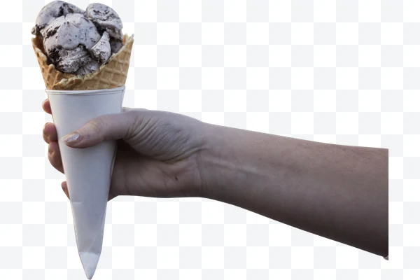 Cono de helado con mano