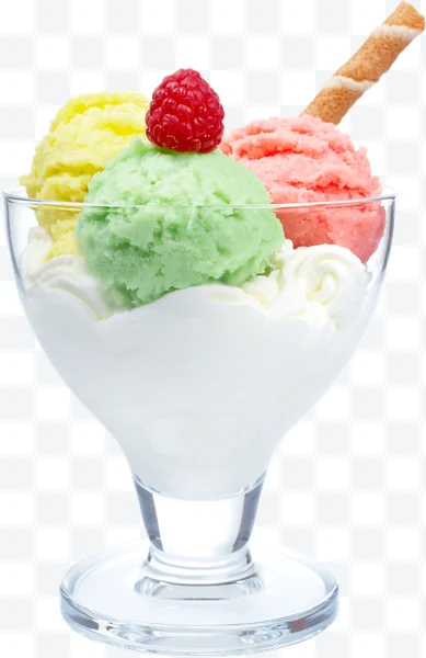 Copa de helado con tres bolas de colores y crema batida en vaso de cristal