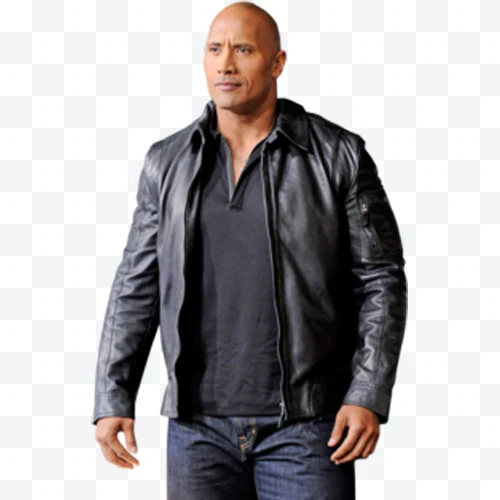 Dwayne Johnson con chaqueta de cuero negra y jeans azules sobre fondo blanco