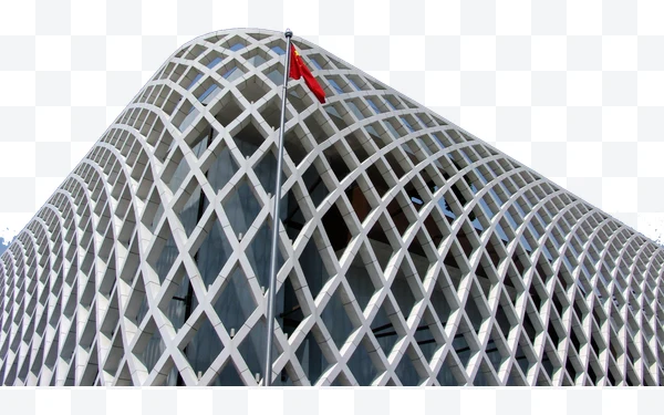 Edificio con fachada de rejilla blanca y bandera roja