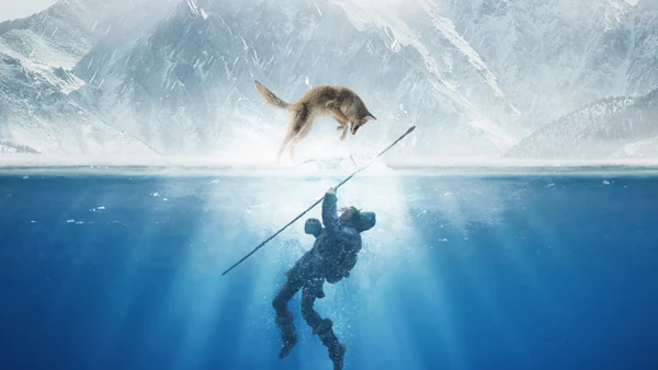 Escena de un hombre bajo el agua con una lanza y un lobo saltando sobre el hielo