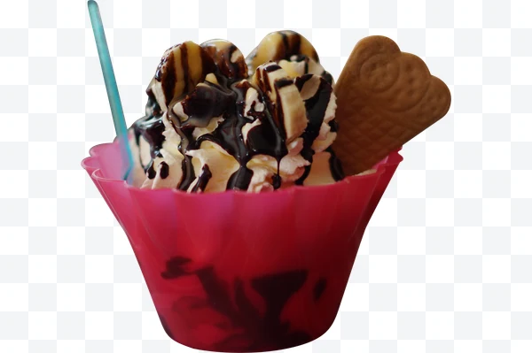 Helado con crema batida, plátano, chocolate y galleta