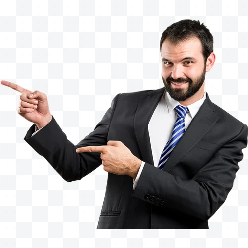 Hombre con traje negro y corbata azul señalando hacia la izquierda sonriendo