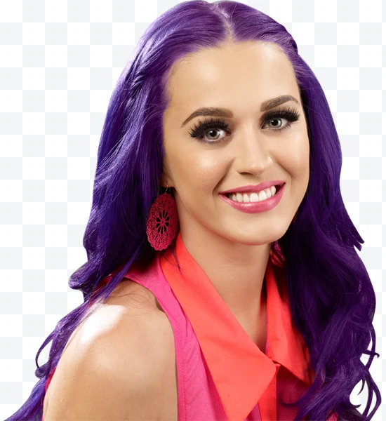 Katy Perry con cabello morado, pendientes rojos y top rosa y rojo sonriendo.