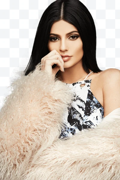 Kylie Jenner con abrigo beige esponjoso y top estampado mirando a la cámara