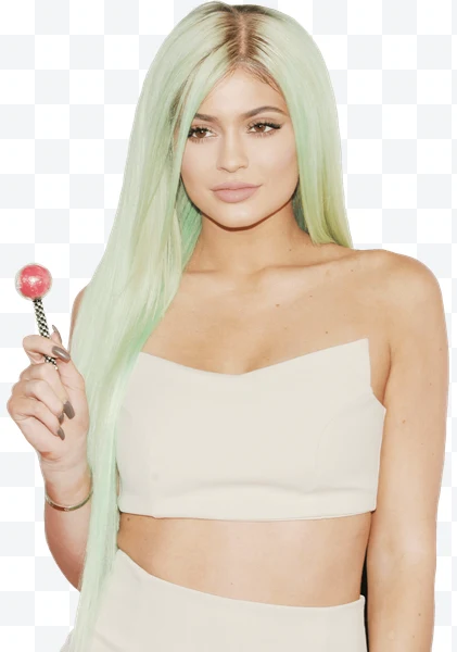 Kylie Jenner con cabello largo verde claro y top blanco sin tirantes