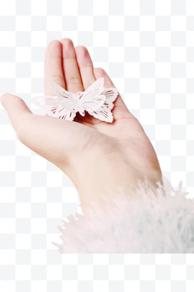 Mano humana con mariposas de papel blancas sobre la palma