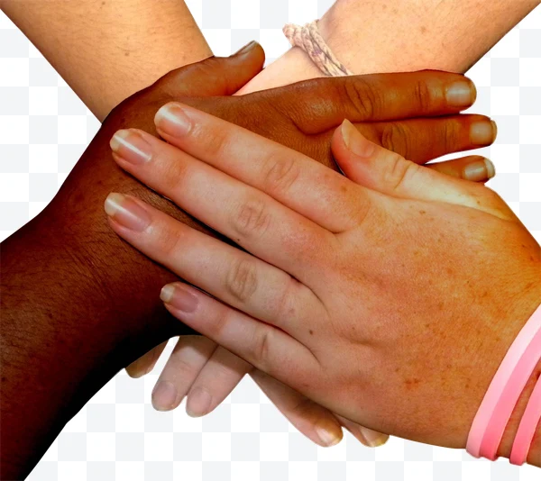 Manos unidas de piel clara y oscura con pulsera rosa y cordón trenzado