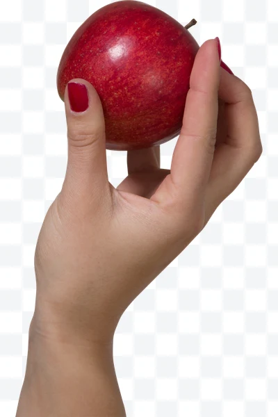 Manzana roja en mano con uñas pintadas de rojo