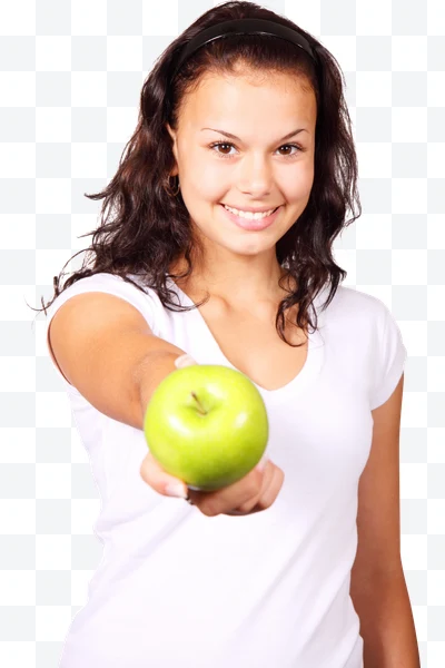 Mujer con camiseta blanca y diadema negra sosteniendo una manzana verde hacia