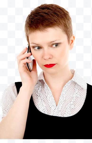 Mujer con labios rojos y camisa blanca con puntos negros hablando por teléfono
