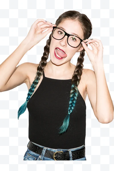 Mujer joven con trenzas azules y gafas negras ajustándose las gafas con la