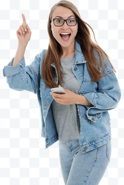 Mujer joven con gafas negras y chaqueta de mezclilla azul señalando hacia