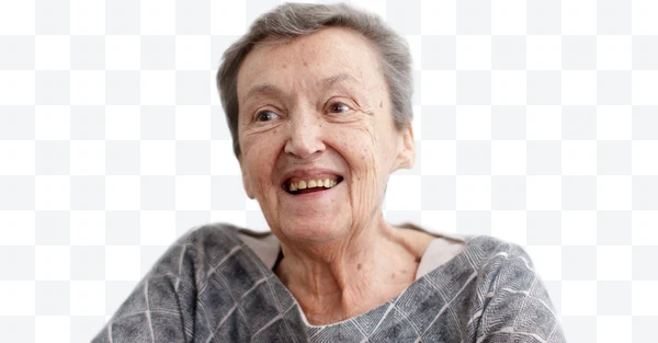 Mujer mayor sonriendo con ropa gris de patrón geométrico y cabello corto canoso