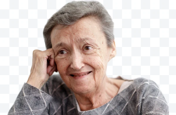 Mujer mayor sonriente con suéter gris apoyando la cabeza con la mano