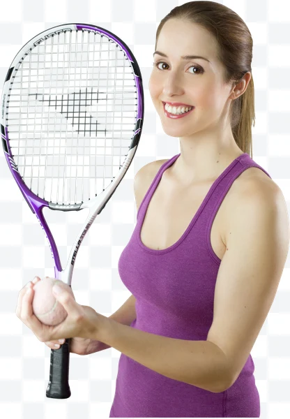 Mujer con raqueta de tenis blanca y morada y pelota rosa sonriendo