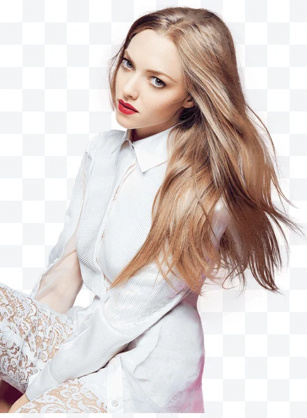 Mujer rubia con labios rojos y blusa blanca de encaje mirando hacia adelante