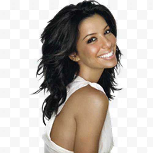 Mujer sonriente con cabello oscuro y vestido blanco posando de perfil