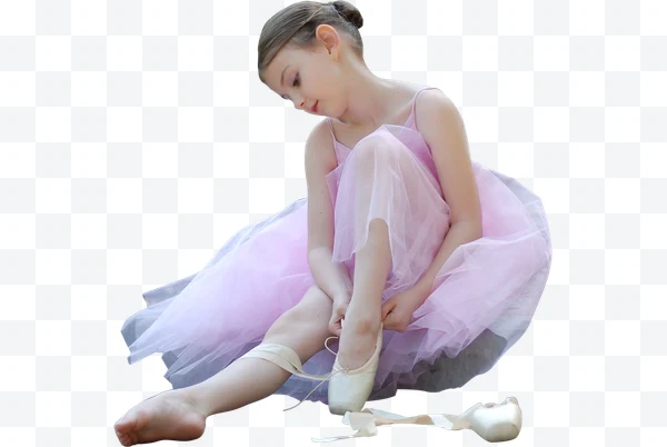 Niña bailarina de ballet con vestido rosa ajustándose las zapatillas de punta