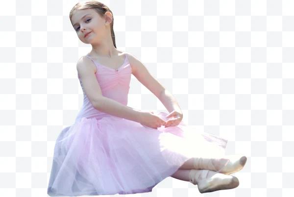Niña bailarina con vestido rosa y puntillas sentada
