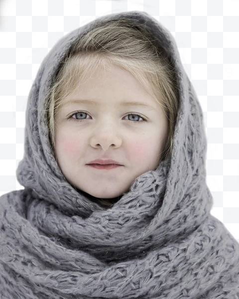Niña con bufanda gris mirando al frente
