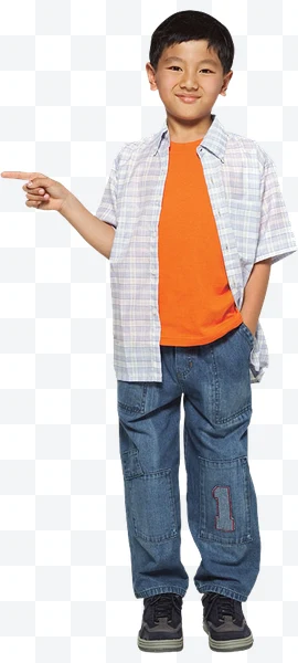 Niño asiático con camisa de cuadros blanca y azul y camiseta naranja señalando
