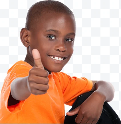 Niño sonriente con camiseta naranja mostrando el pulgar hacia arriba