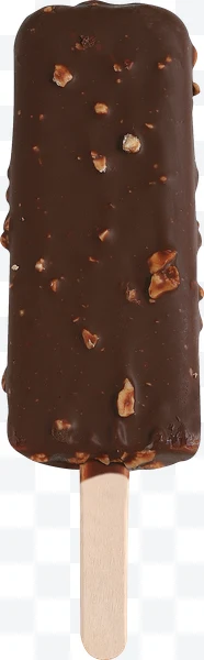 Paleta de helado con cobertura de chocolate y trozos de nuez en un fondo blanco