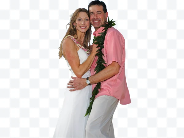 Pareja abrazada, mujer con vestido blanco y hombre con camisa rosa y guirnalda