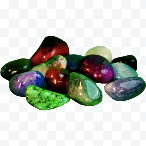 Piedras pulidas de varios colores brillantes sobre fondo blanco.