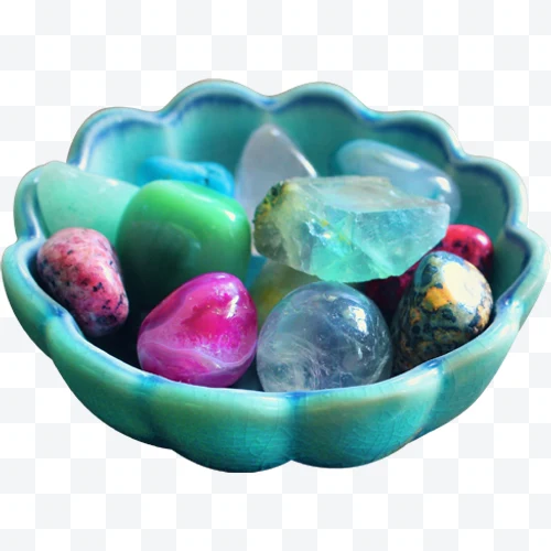 Piedras semipreciosas en cuenco de cerámica