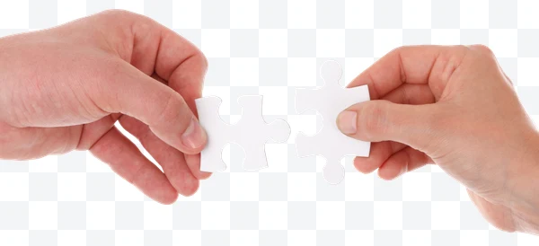 Dos manos sosteniendo piezas blancas de rompecabezas