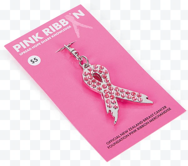 Pin de cinta rosa con cristales rosas sobre tarjeta rosa con texto de la