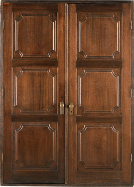 Puerta de madera doble con paneles decorativos