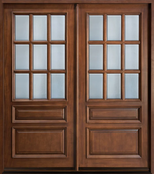 Puerta doble de madera con paneles de vidrio