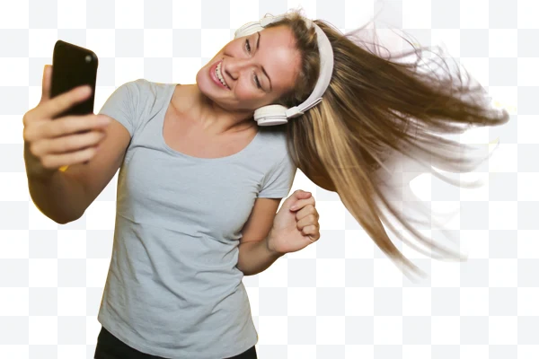 Retrato de Mujer joven con auriculares y teléfono móvil