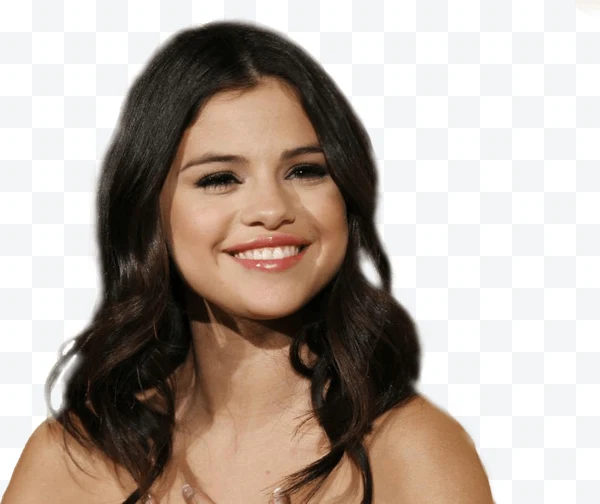 Selena Gomez sonriendo con cabello oscuro ondulado sobre fondo blanco.