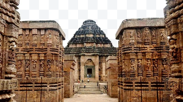 Templo del Sol de Konark con tallas de piedra y entrada central.