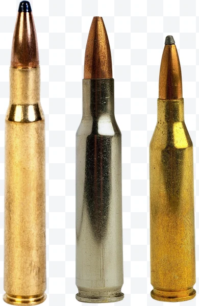 Tres cartuchos de munición con casquillos dorado, plateado y dorado oscuro con