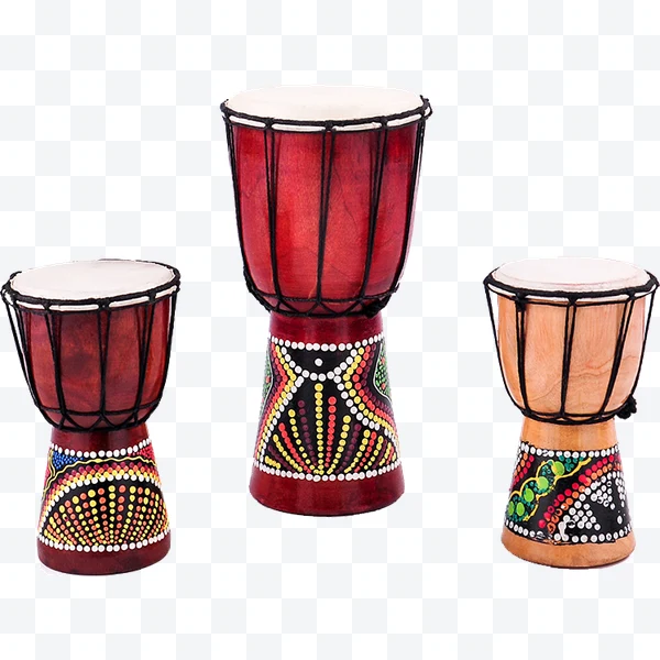 Tres djembes de madera con patrones pintados decorativos y parches blancos